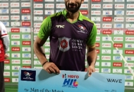 sardar-singh-is-awarded-by-the-man-of-the-match-award-against-mumbai-magicians-1