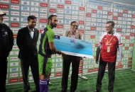 sardar-singh-is-awarded-by-the-man-of-the-match-award-against-mumbai-magicians-2