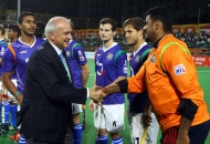 leandro-negre-president-of-fih-shaking-hand-with-the-players