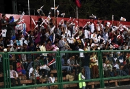 dmm-fans-cheering-his-team-players-at-mumbai