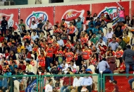 rr-fans-cheering-their-team-players