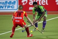 ranchi-rhinos-players-and-dwr-player-in-action-during-22nd-match-of-hhil2013-at-astroturf-hockey-stadium-at-ranchi-on-date-1-feb-2013-4