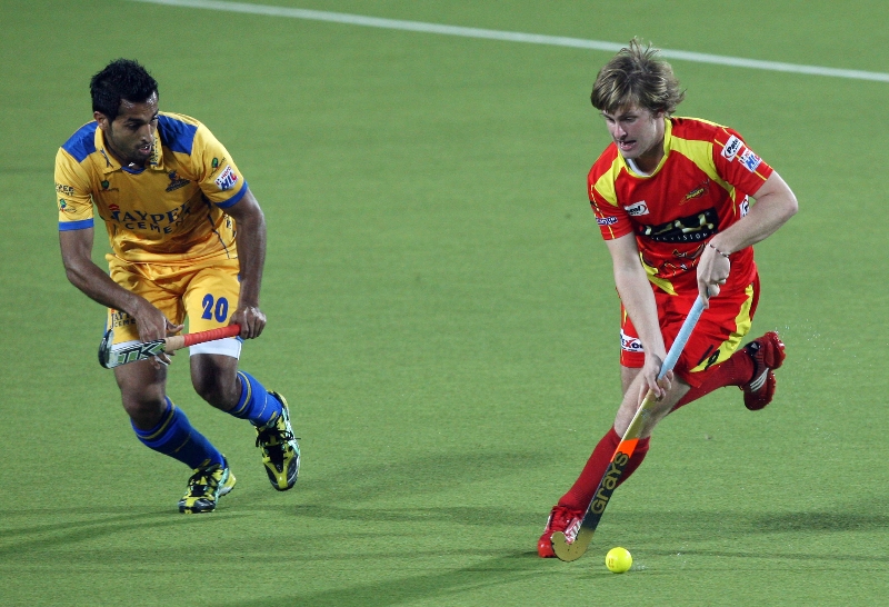 ashley-jackson-in-red-jersey-of-rr-and-dharmveer-singh-in-yellow-in-action-during-24-match-of-hhil2013-at-ranchi
