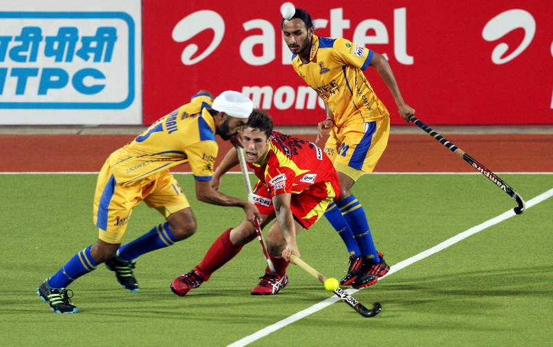 gurmail-singh-first-of-the-row-in-action-during-24-match-of-hhil2013-at-ranchi