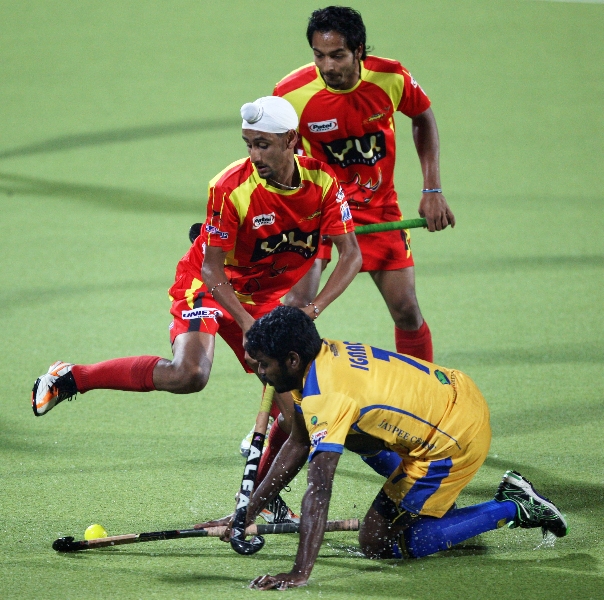 mandeep-singh-in-center-of-rr-team-in-action-during-24th-match-of-hhil2013-at-ranchi-1