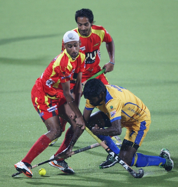 mandeep-singh-in-center-of-rr-team-in-action-during-24th-match-of-hhil2013-at-ranchi-2