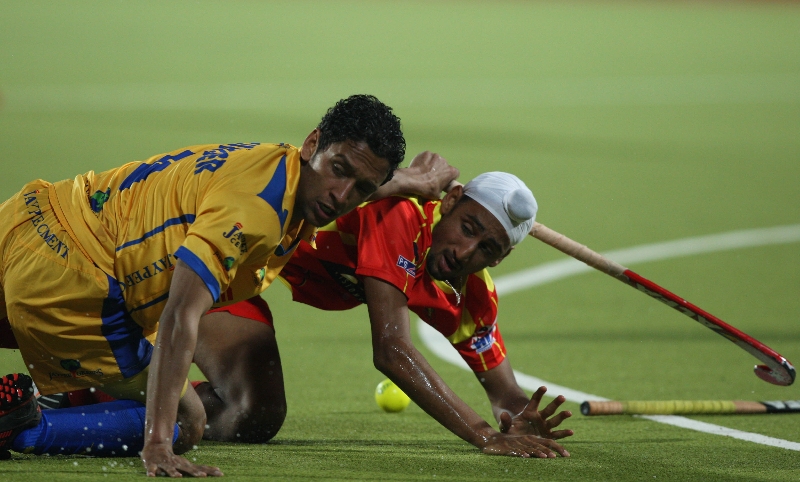 mandeep-singh-in-red-and-gurinder-singh-in-yellow-in-action-match-no-24-of-hhil2013-at-ranchi-1