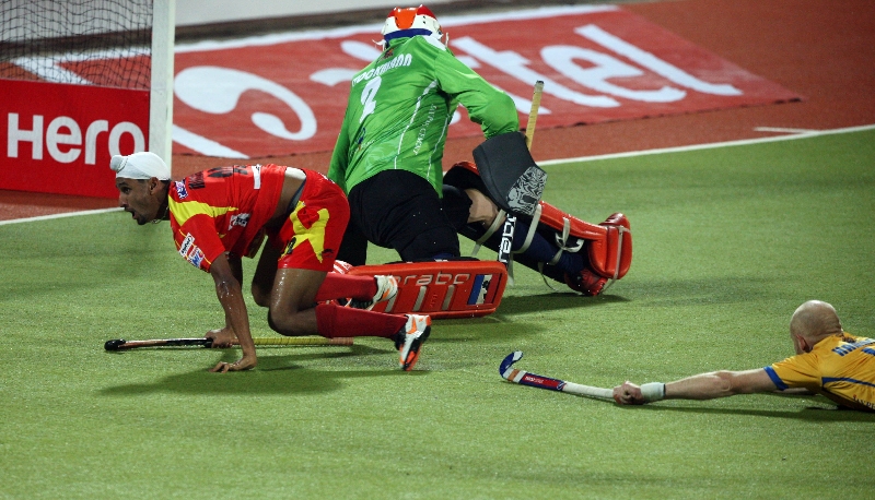 mandeep-singh-in-red-in-action-match-no-24-of-hhil2013