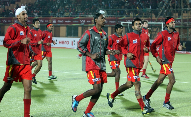 ranchi-rhinos-team-in-warm-up-session-during-24th-match-of-hhil2013-at-astroturf-hockey-stadium-ranchi-on-date-2nd-feb-2013-1
