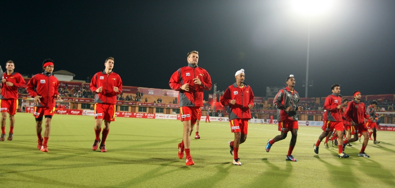 ranchi-rhinos-team-in-warm-up-session-during-24th-match-of-hhil2013-at-astroturf-hockey-stadium-ranchi-on-date-2nd-feb-2013-3