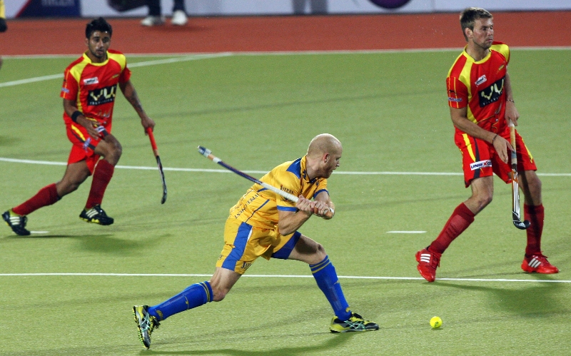 rr-player-and-jpw-player-in-action-during-24th-match-of-hhil2013-at-ranchi