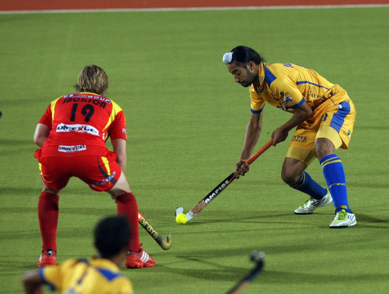 sukhdev-singh-in-yellow-in-action-match-no-24-of-hhil2013-at-ranchi