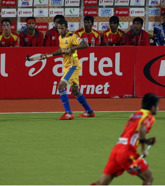sv-sunil-in-yellow-in-action-match-no-24-of-hhil2013-at-ranchi