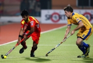 manpreet-singh-in-red-and-simon-orchard-in-yellow-in-action-match-no-24-of-hhil2013-at-ranchi