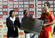 goal-of-the-match-austin-smith-ranchi-rhinos-receiving-cheque-after-won-the-match-between-rr-and-mm-at-ranchi-hockey-stadium_0