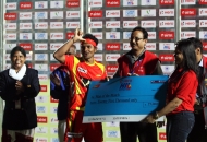 man-of-the-match-birrender-lakra-receiving-cheque-after-won-the-match-between-rr-and-mm-at-ranchi-hockey-stadium_0