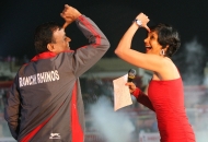 mandira-bedi-at-the-funny-moment-with-ranchi-rhinos-team-co-owner-during-pre-match-event-orgize-by-hockey-india-for-hhil2013-at-ranchi-hockey-stadium-2