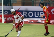 sandeep-singh-in-front-taking-ball-during-hhuil-2013-match-between-rr-and-mm-at-ranchi-hockey-stadium-on-date-18-jan-2013