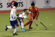 ranchi-rhinos-players-and-uttar-pradesh-wizard-team-players-in-action-during-12th-match-of-hhil-2013-at-astroturf-stadium-ranchi-on-date-24-jan-2013-2