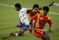 rr-player-in-red-and-upw-player-in-whit-jersey-in-action-during-12-match-of-hhil2013-at-astroturf-hockey-stadium-ranchi-on-date-24-jan-2013-1