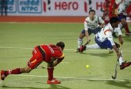 rr-player-in-red-and-upw-player-in-whit-jersey-in-action-during-12-match-of-hhil2013-at-astroturf-hockey-stadium-ranchi-on-date-24-jan-2013-3