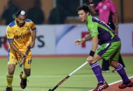 ranjit-singh-of-jpw-in-action-along-with-dwr-player-during-the-2nd-semi-final-at-ranchi-on-9th-feb-2013_0