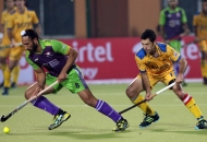 sardar-with-jamie-action-during-the-2nd-semi-final-at-ranchi-on-9th-feb-2013-2_0